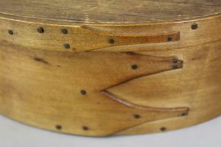 A GREAT 19TH C ENFIELD CT SHAKER THREE FINGER OVAL BOX VARNISH SURFACE 4