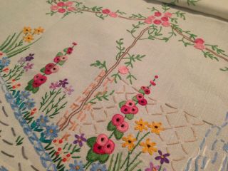 VINTAGE FAIRISTYTCH? HAND EMBROIDERED TABLECLOTH WATER FOUNTAIN FLOWERS 6