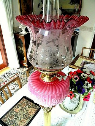 A QUALITY ROSE PINK/CRANBERRY VICTORIAN TWIN DUPLEX TABLE OIL LAMP. 2