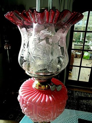 A QUALITY ROSE PINK/CRANBERRY VICTORIAN TWIN DUPLEX TABLE OIL LAMP. 3