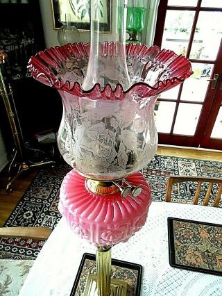 A QUALITY ROSE PINK/CRANBERRY VICTORIAN TWIN DUPLEX TABLE OIL LAMP. 4