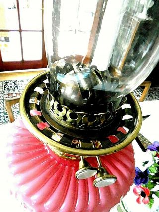 A QUALITY ROSE PINK/CRANBERRY VICTORIAN TWIN DUPLEX TABLE OIL LAMP. 6