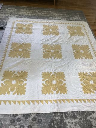 Vintage Expertly Hand Quilted Thin Wreath Gold AppliquÉ Quilt 76”x80” Farmhouse