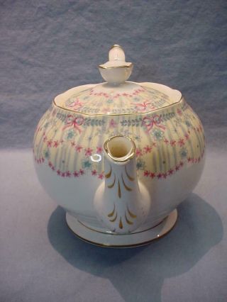 Queen Anne Royal Bridal Gown Teapot - 4 Cup 4