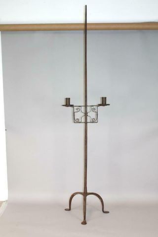 A RARE 18TH C FLOOR STANDING WROUGHT IRON ADJUSTABLE DOUBLE CANDLE HOLDER 2
