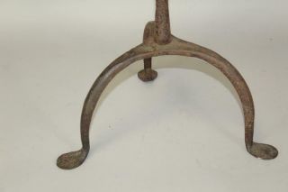 A RARE 18TH C FLOOR STANDING WROUGHT IRON ADJUSTABLE DOUBLE CANDLE HOLDER 3