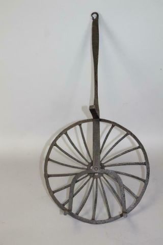 RARE 18TH C WROUGHT IRON ROTATING GRIDIRON WITH A CURVED RAY DECORATED PAN 11