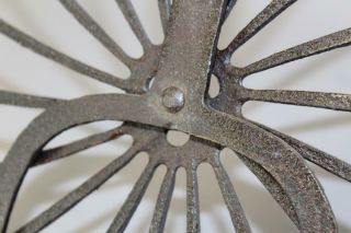 RARE 18TH C WROUGHT IRON ROTATING GRIDIRON WITH A CURVED RAY DECORATED PAN 12