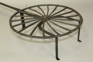 RARE 18TH C WROUGHT IRON ROTATING GRIDIRON WITH A CURVED RAY DECORATED PAN 9
