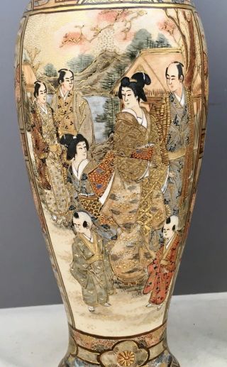 Japanese Meiji Satsuma Vases with Imperial Chrysanthemums 7