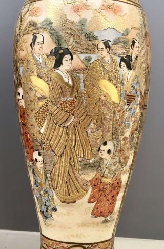 Japanese Meiji Satsuma Vases with Imperial Chrysanthemums 8
