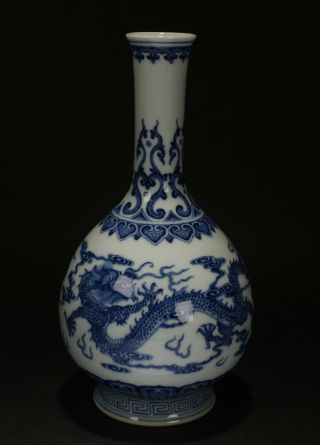 A Chinese Blue And White Dragon - Decorating Porcelain Vase