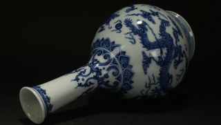 A Chinese Blue and White Dragon - decorating Porcelain Vase 4