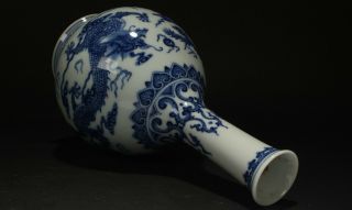 A Chinese Blue and White Dragon - decorating Porcelain Vase 5