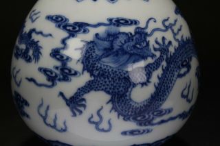 A Chinese Blue and White Dragon - decorating Porcelain Vase 8
