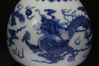 A Chinese Blue and White Dragon - decorating Porcelain Vase 9