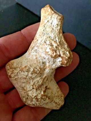 A SMALL UNUSUAL PALAEOLITHIC RECLINING PORTABLE STONE VENUS FIGURINE 3