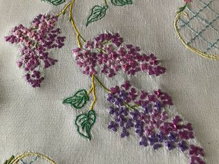 GORGEOUS VINTAGE LINEN HAND EMBROIDERED TABLECLOTH TRAILING LILAC BLOSSOMS 3