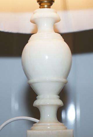 FROM DUKE & DUCHESS NORTHUMBERLAND ' S ESTATE SOLID WHITE MARBLE TABLE LAMP 4