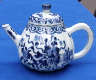 ANTIQUE CHINESE SMALL PORCELAIN Blue & White TEAPOT - 18th.  century. 10