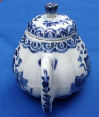 ANTIQUE CHINESE SMALL PORCELAIN Blue & White TEAPOT - 18th.  century. 3