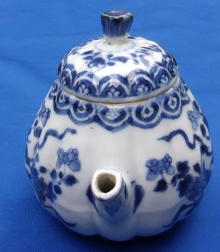 ANTIQUE CHINESE SMALL PORCELAIN Blue & White TEAPOT - 18th.  century. 4