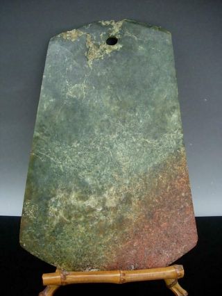 A LARGE ANTIQUE CHINESE MOTTLED GREEN & RUSSET JADE AXE BLADE 2