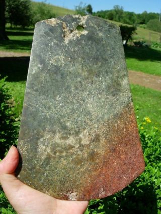 A LARGE ANTIQUE CHINESE MOTTLED GREEN & RUSSET JADE AXE BLADE 5