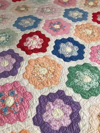 ANTIQUE VINTAGE 1920 - 30 GRANDMOTHERS FLOWER GARDEN HAND STITCHED QUILT - FEEDSACK 2