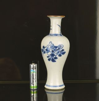 A 17TH CENTURY TRANSITIONAL CHINESE SMALL VASE 2