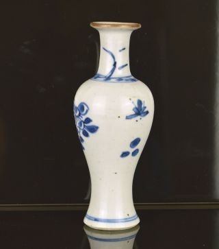 A 17TH CENTURY TRANSITIONAL CHINESE SMALL VASE 4