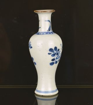 A 17TH CENTURY TRANSITIONAL CHINESE SMALL VASE 5