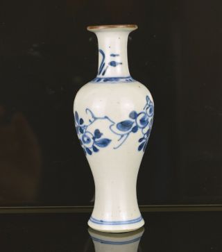 A 17TH CENTURY TRANSITIONAL CHINESE SMALL VASE 6