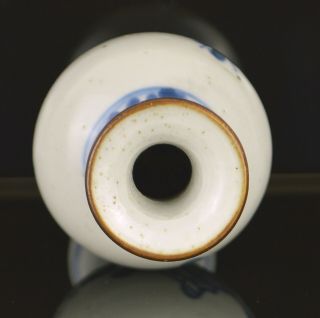 A 17TH CENTURY TRANSITIONAL CHINESE SMALL VASE 7