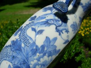 A GOOD ANTIQUE CHINESE BLUE AND WHITE PORCELAIN MOON FLASK VASE,  KANGXI MARK 11