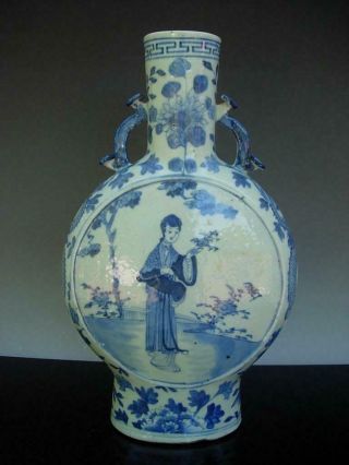 A GOOD ANTIQUE CHINESE BLUE AND WHITE PORCELAIN MOON FLASK VASE,  KANGXI MARK 2
