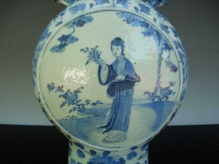 A GOOD ANTIQUE CHINESE BLUE AND WHITE PORCELAIN MOON FLASK VASE,  KANGXI MARK 5