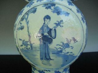 A GOOD ANTIQUE CHINESE BLUE AND WHITE PORCELAIN MOON FLASK VASE,  KANGXI MARK 6