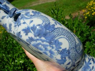 A GOOD ANTIQUE CHINESE BLUE AND WHITE PORCELAIN MOON FLASK VASE,  KANGXI MARK 8