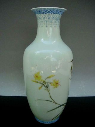 A GOOD OLD CHINESE FAMILLE ROSE VASE WITH BIRDS & INSCRIPTION,  REPUBLIC PERIOD 2