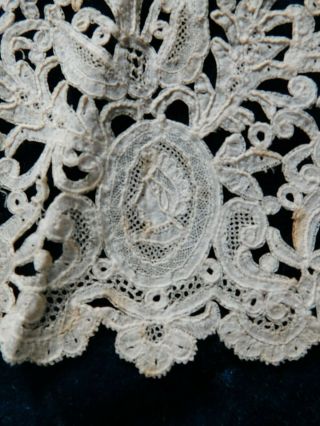 ANTIQUE FLEMISH? ITALIAN? LACE COLLAR,  FIGURES AND PORTRAITS IN THE DESIGN 2