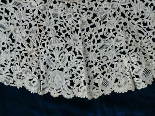 ANTIQUE FLEMISH? ITALIAN? LACE COLLAR,  FIGURES AND PORTRAITS IN THE DESIGN 8