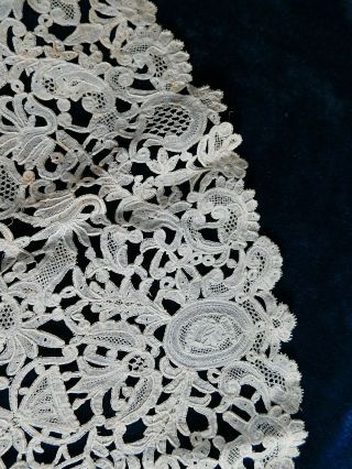 ANTIQUE FLEMISH? ITALIAN? LACE COLLAR,  FIGURES AND PORTRAITS IN THE DESIGN 9