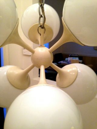 VINTAGE Classic LIGHTOLIER Mid - Century SPUTNIK CHANDELIER Cream w/ White Globes 5