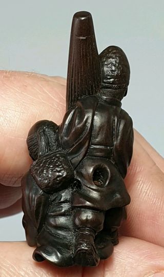 A Fine Edo Period Laquered Netsuke Of An Umbrella Carrier & Samurai.  Signed. 5