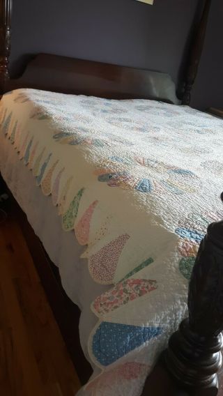 Fabulous Antique Dresden Plate Hand Stitched Multi Colored Quilt Scalloped Edge