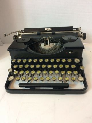 VIntage Antique Royal Portable Typewriter with Case 5