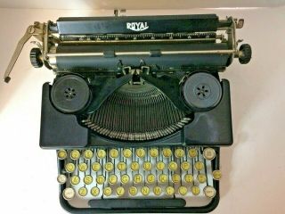 VIntage Antique Royal Portable Typewriter with Case 6
