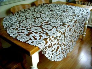 EXQUISITE VINTAGE HAND EMBROIDERED CIRCULAR MADEIRA TABLECLOTH 62 