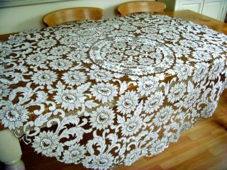 EXQUISITE VINTAGE HAND EMBROIDERED CIRCULAR MADEIRA TABLECLOTH 62 